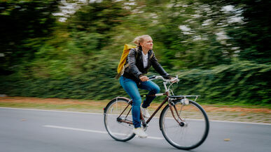 Weiblich gelesene Person auf dem Fahrrad