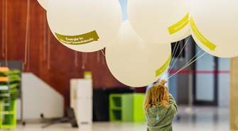 Kind mit Ballons: GLS Jahresversammlung